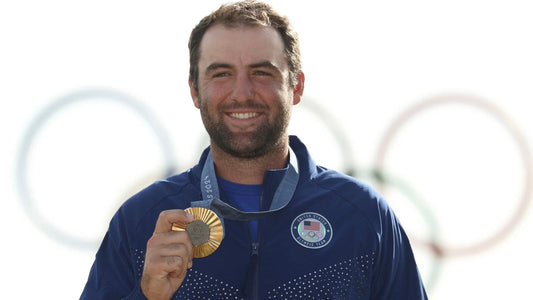 Scottie Scheffler holding his golf medal (the getty image)